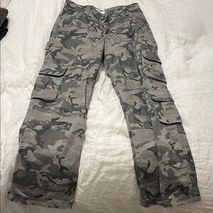 Abercrombie & Fitch Gray Camouflage Cargo Pants